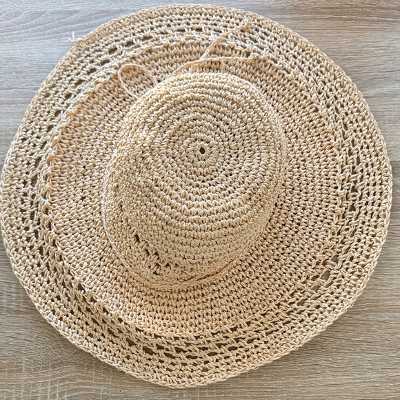 Accessories - woven floppy hat